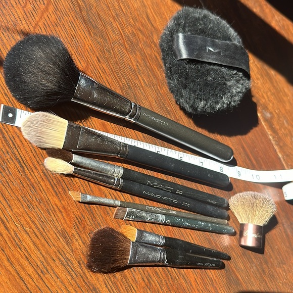 5 MAC brushes + 1 MAC body powder puffer + 2 SHU UEMURA + 1 Guerlains. 10 total - Picture 6 of 15